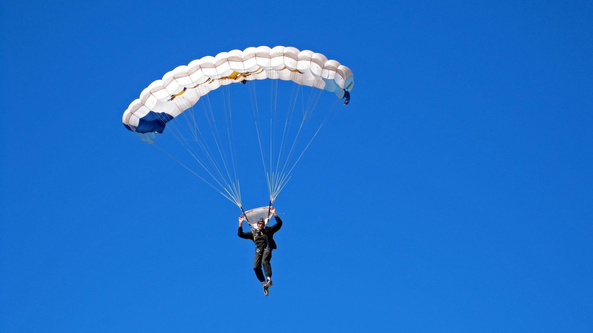 ayx体育app官网入口-“逆境中的领袖：明星队长的坚韧精神”，明星队队长